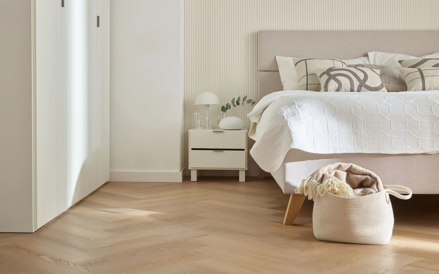 sypialnia z lamelową ścianą i elegancką podłogą